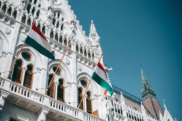 Magyarország Zászló Budapest Parlament Épületének Homlokzatán — Stock Fotó