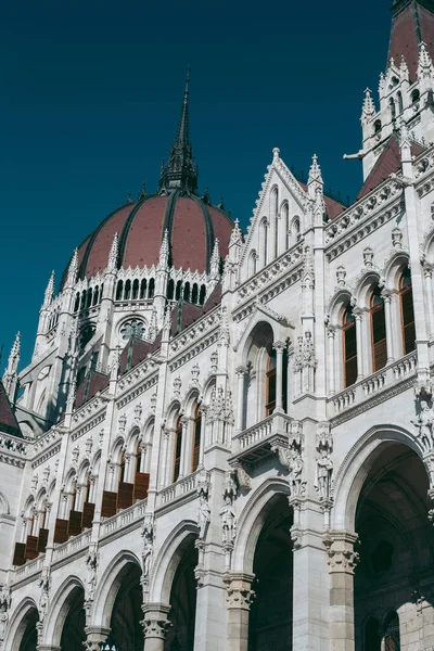 Budapeste Parlamento Edifício Tarde Contra Céu Azul Claro — Fotografia de Stock