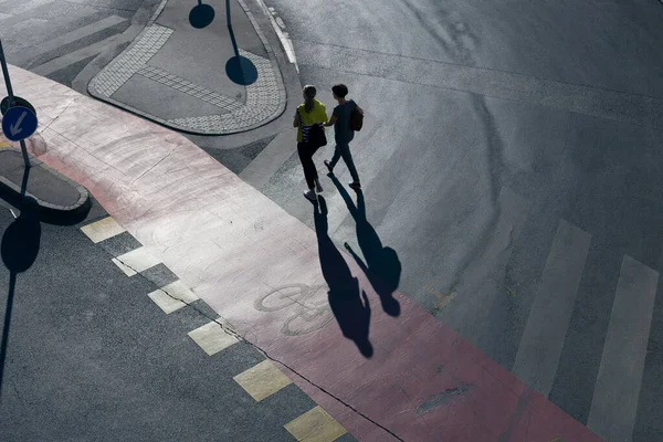 Ein Mann Überquert Einem Fußgängerüberweg Eine Straße — Stockfoto