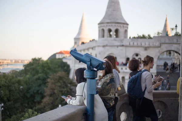 Muitos Turistas Castelo Buda Apreciam Paisagem — Fotografia de Stock