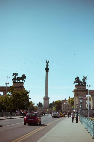 Grupo Turistas Praça Dos Heróis Budapeste — Fotografia de Stock