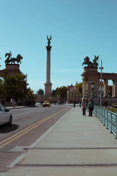 Budapeşte 'deki Kahramanlar Meydanı' nda bir grup turist