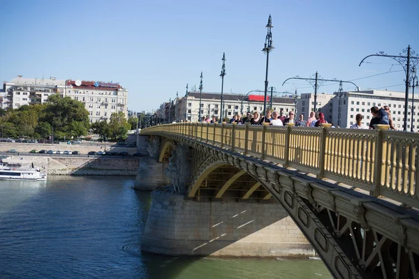 Stary Żółty Metalowy Most Łukowy — Zdjęcie stockowe