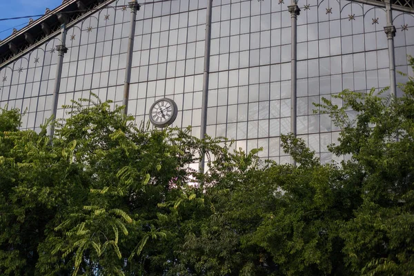 Relógio Fachada Vidro Edifício Antigo — Fotografia de Stock