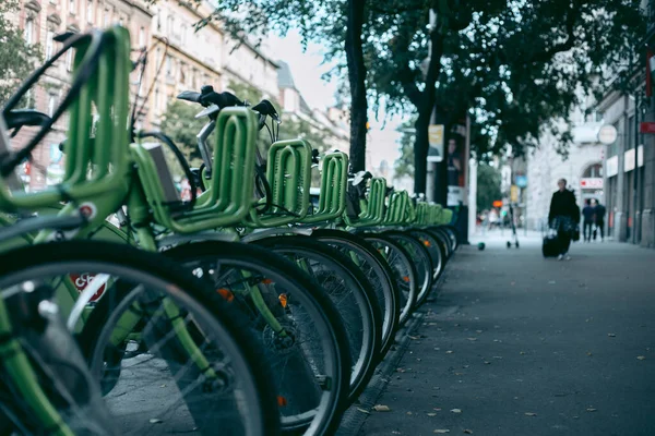 Vieux Vélo Randonnée Vintage Dans Ville — Photo