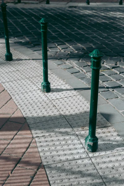 Şehirdeki arabalara karşı kolonlar