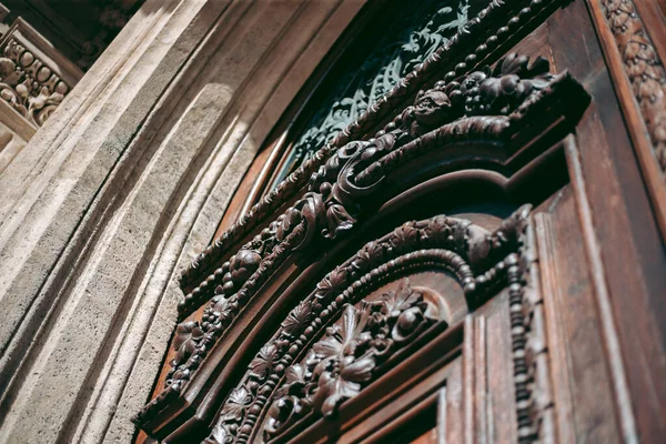 eski ahşap kapı oymaları ile