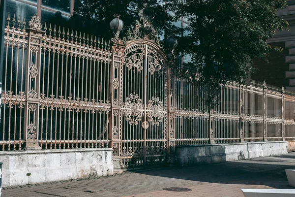 Velho Portão Metal Forjado Cidade — Fotografia de Stock