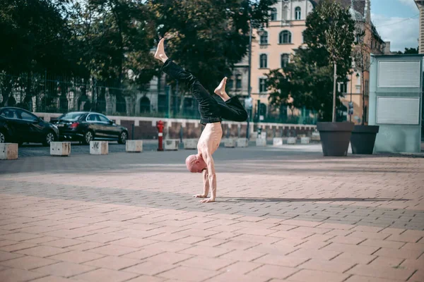 Vecchio Uomo Calvo Con Torso Nudo Stand Nel Centro Della — Foto Stock