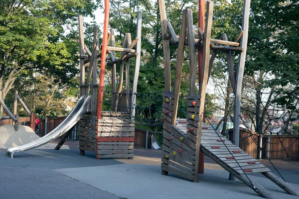 Moderne Buitenspeeltuin Met Glijbanen Klimrekken — Stockfoto