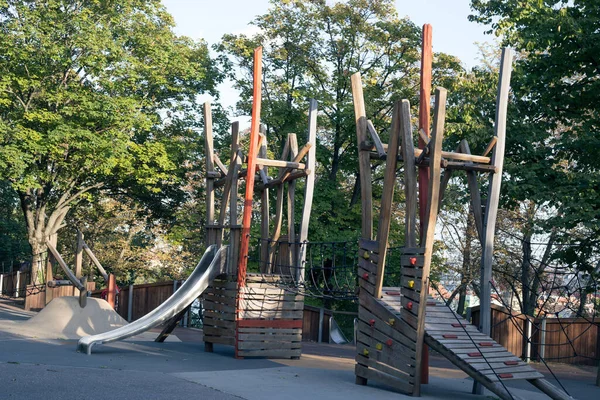 Moderne Buitenspeeltuin Met Glijbanen Klimrekken — Stockfoto