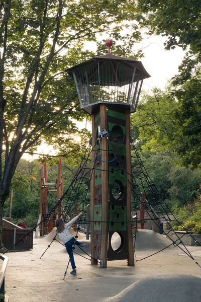 Moderno Parque Infantil Aire Libre Con Toboganes Marcos Escalada —  Fotos de Stock