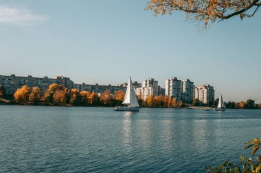 Sonbaharda gölde yelken açmak.
