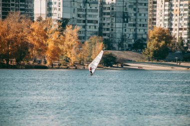 Sonbaharda gölde rüzgar sörfü