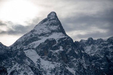 Almanya 'da karlı yüksek dağları ve mavi güzel gökyüzünü
