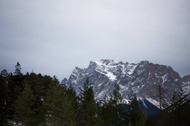 Almanya 'da karlı yüksek dağları ve mavi güzel gökyüzünü