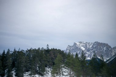 Almanya 'da karlı yüksek dağları ve mavi güzel gökyüzünü