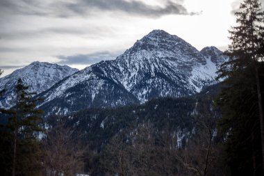 Almanya 'da karlı yüksek dağları ve mavi güzel gökyüzünü