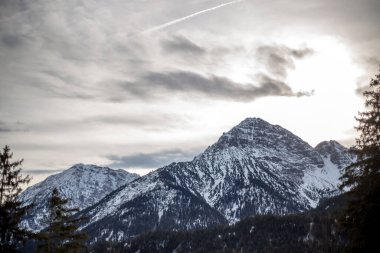Almanya 'da karlı yüksek dağları ve mavi güzel gökyüzünü