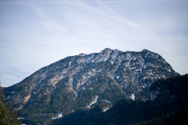 Almanya 'da karlı yüksek dağları ve mavi güzel gökyüzünü