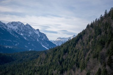 Almanya 'da karlı yüksek dağları ve mavi güzel gökyüzünü