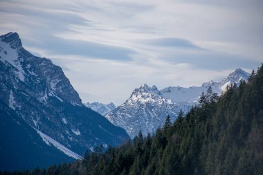 Almanya 'da karlı yüksek dağları ve mavi güzel gökyüzünü