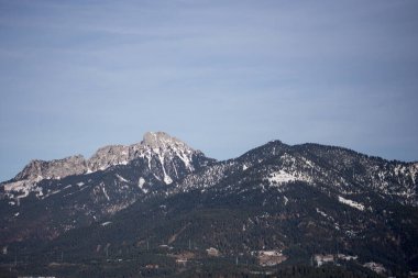 Almanya 'da karlı yüksek dağları ve mavi güzel gökyüzünü