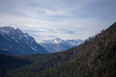 Almanya 'da karlı yüksek dağları ve mavi güzel gökyüzünü