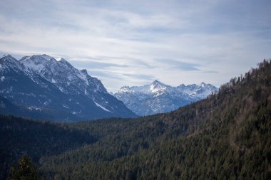 Almanya 'da karlı yüksek dağları ve mavi güzel gökyüzünü