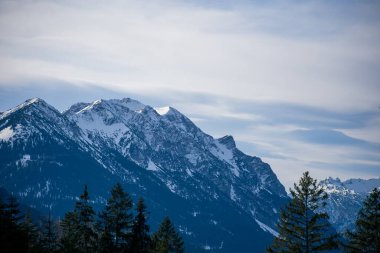 Almanya 'da karlı yüksek dağları ve mavi güzel gökyüzünü