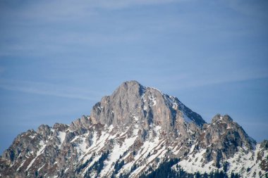 Almanya 'da karlı yüksek dağları ve mavi güzel gökyüzünü