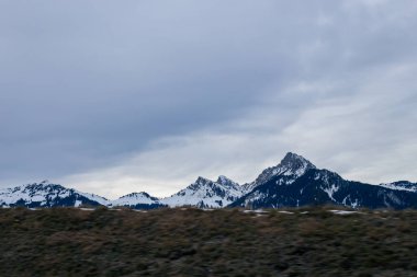 Almanya 'da karlı yüksek dağları ve mavi güzel gökyüzünü