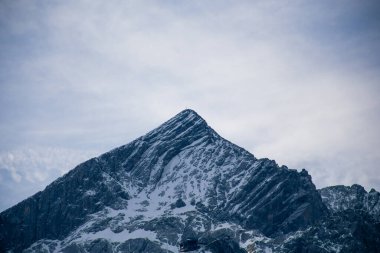 Almanya 'da karlı yüksek dağları ve mavi güzel gökyüzünü