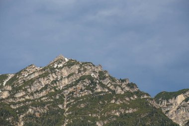 Almanya 'da karlı yüksek dağları ve mavi güzel gökyüzünü