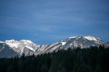 Almanya 'da karlı yüksek dağları ve mavi güzel gökyüzünü