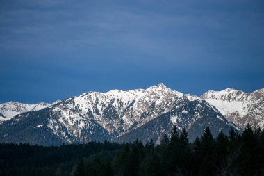 Almanya 'da karlı yüksek dağları ve mavi güzel gökyüzünü