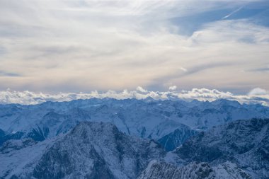 Almanya 'da karlı yüksek dağları ve mavi güzel gökyüzünü