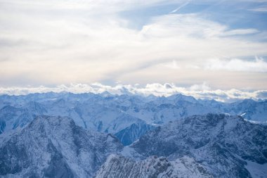 Almanya 'da karlı yüksek dağları ve mavi güzel gökyüzünü