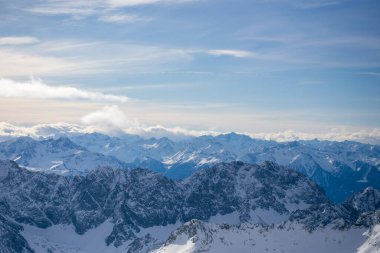 Almanya 'da karlı yüksek dağları ve mavi güzel gökyüzünü