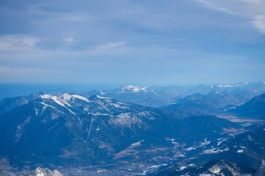 Almanya 'da karlı yüksek dağları ve mavi güzel gökyüzünü