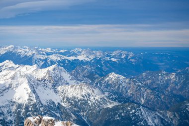 Almanya 'da karlı yüksek dağları ve mavi güzel gökyüzünü