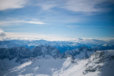 Almanya 'da karlı yüksek dağları ve mavi güzel gökyüzünü