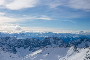 Almanya 'da karlı yüksek dağları ve mavi güzel gökyüzünü