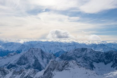Almanya 'da karlı yüksek dağları ve mavi güzel gökyüzünü