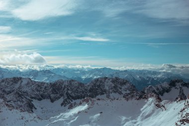 Almanya 'da karlı yüksek dağları ve mavi güzel gökyüzünü