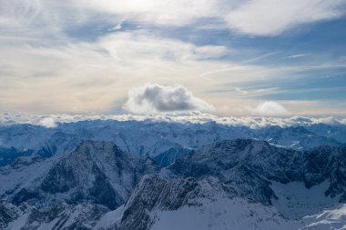 Almanya 'da karlı yüksek dağları ve mavi güzel gökyüzünü