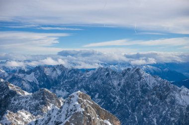 Almanya 'da karlı yüksek dağları ve mavi güzel gökyüzünü