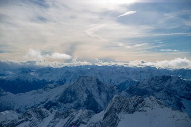 Almanya 'da karlı yüksek dağları ve mavi güzel gökyüzünü