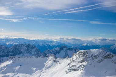 Almanya 'da karlı yüksek dağları ve mavi güzel gökyüzünü