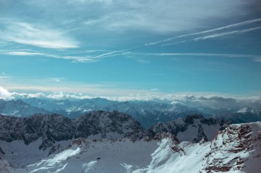 Almanya 'da karlı yüksek dağları ve mavi güzel gökyüzünü